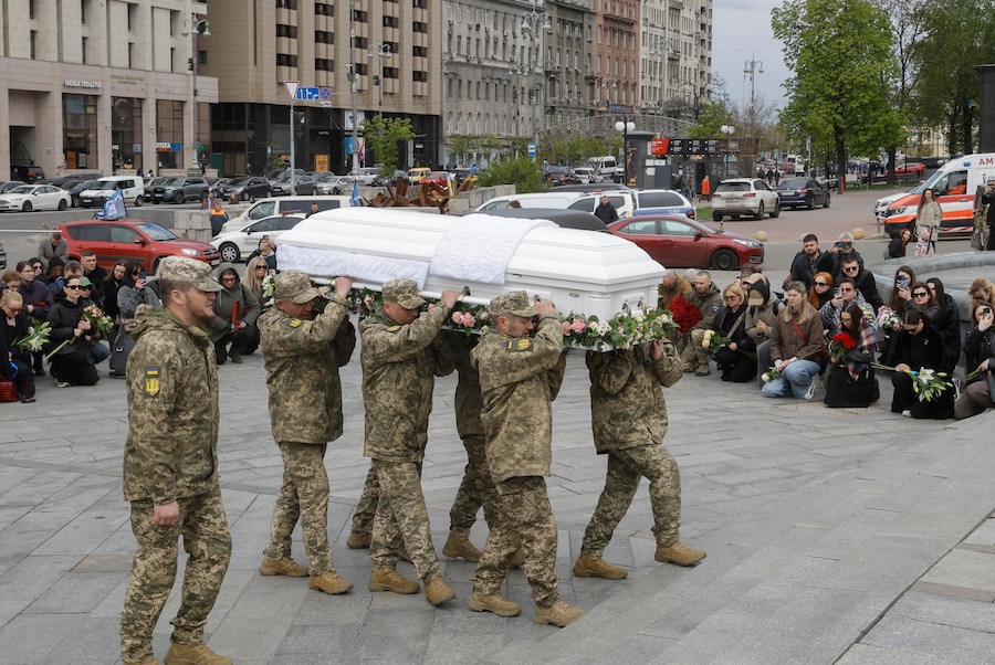Parenti, amici e compagni partecipano al funerale della militare ucraina Victoriia Bobrova, con nome in codice Kvitka (Fiore), in Piazza dell’Indipendenza a Kiev, Ucraina, il 30 aprile 2026. (EPA)