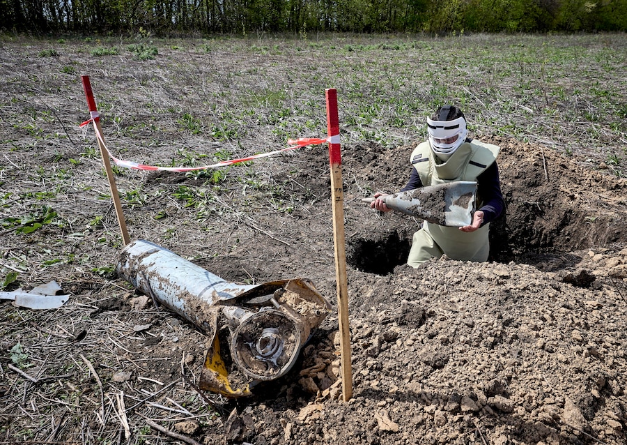 Lo sminamento di un campo agricolo a Balakliia, nella regione di Kharkiv, in Ucraina. (EPA)