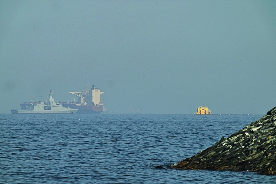 Una motovedetta degli Emirati Arabi Uniti, a sinistra, si trova nei pressi di una petroliera ancorata nel Golfo di Oman, vicino allo Stretto di Hormuz. (APN)