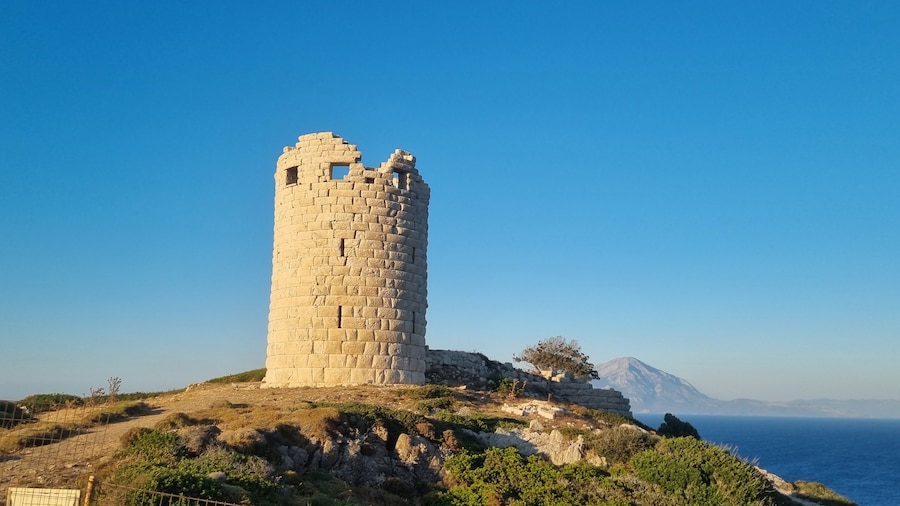 Il sito archeologico Drákano con la torre di età ellenistica (MARIA LUISA COLLEDANI)