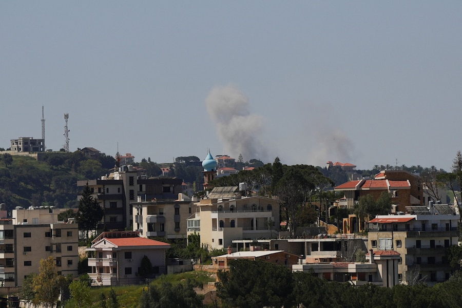 Il fumo si alza su Mayfadoun in seguito agli attacchi israeliani, visto da Nabatieh, in Libano. (REUTERS)