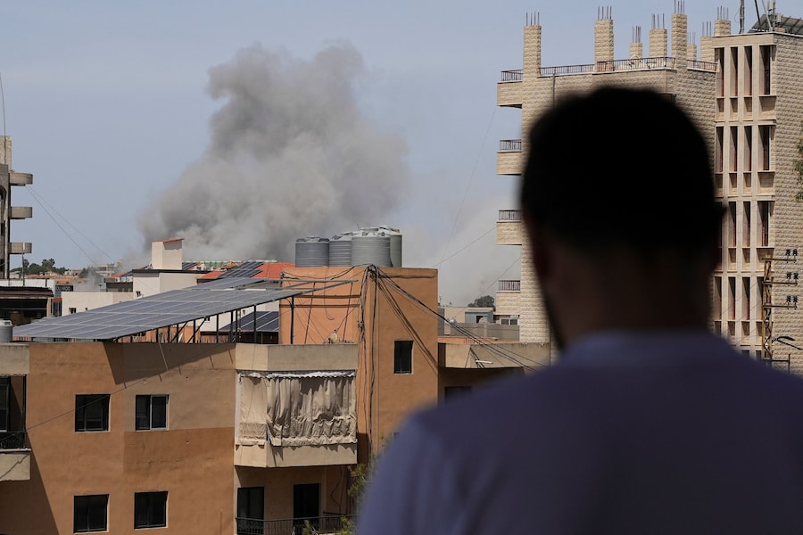 Il fumo che si alza in seguito agli attacchi israeliani, visto da Nabatieh, in Libano. (REUTERS)