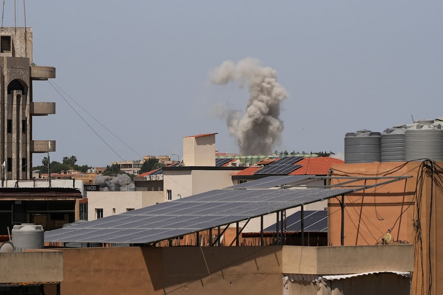 Il fumo che si alza in seguito agli attacchi israeliani, visto da Nabatieh, in Libano. (REUTERS)