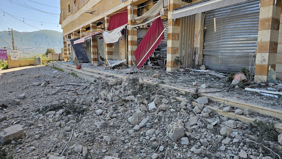 Un edificio danneggiato in seguito a un attacco israeliano, a Habboush, nella provincia di Nabatieh, in Libano. (REUTERS)