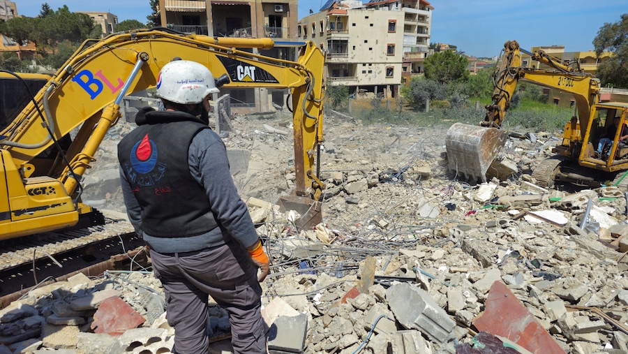 Il personale di soccorso rimuove le macerie dagli edifici distrutti nella città libanese di Habboush, in seguito agli attacchi israeliani, nella provincia di Nabatieh, Libano. (REUTERS)