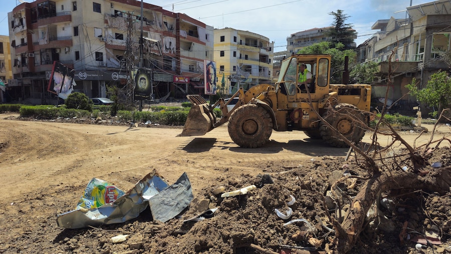 Un bulldozer rimuove le macerie da un edificio distrutto nella città libanese di Habboush, in seguito ai bombardamenti israeliani, nella provincia di Nabatieh, Libano. (REUTERS)