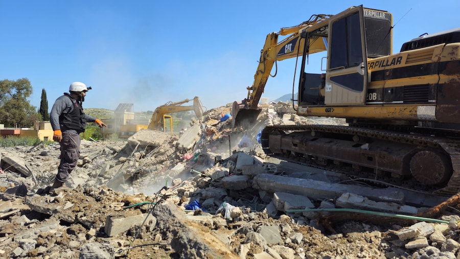Il personale di soccorso rimuove le macerie dagli edifici distrutti nella città libanese di Habboush, in seguito agli attacchi israeliani, nella provincia di Nabatieh, Libano. (REUTERS)