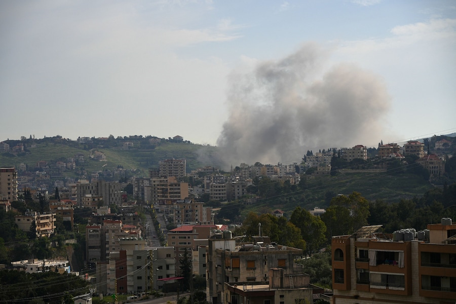 Il fumo si alza nel sud del Libano in seguito agli attacchi israeliani, come si vede da Nabatieh, Libano. (REUTERS)