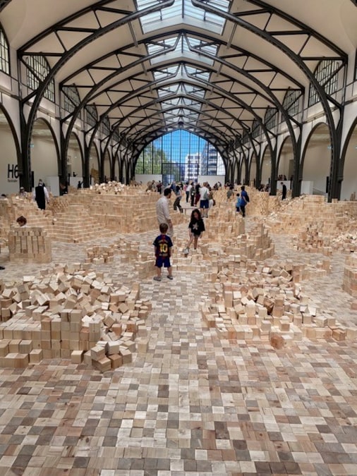 Hamburger Bahnhof – Nationalgalerie der Gegenwart Lina Lapelytė ha riempievo l’Hamburger Bahnhof con 400.000 cubi, invitando i visitatori a costruire e a cantare