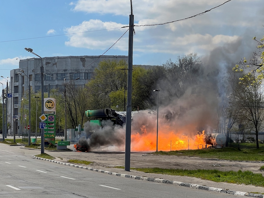 Una stazione di servizio va a fuoco dopo essere stata colpita da un drone russo, nel contesto dell'attacco della Russia all'Ucraina, a Kharkiv. (REUTERS)