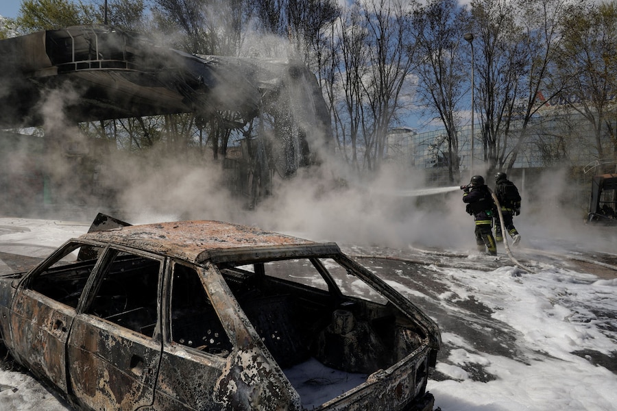 I vigili del fuoco intervengono sul luogo di una stazione di servizio colpita da un attacco con droni russi, nel contesto dell'offensiva russa contro l'Ucraina. (REUTERS)