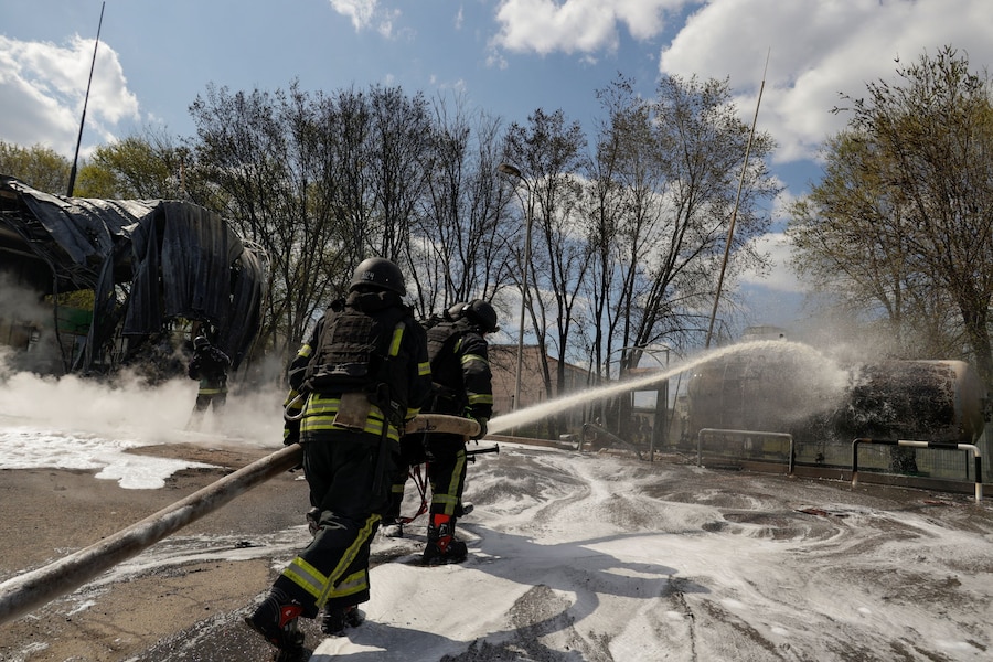 I vigili del fuoco intervengono sul luogo di una stazione di servizio colpita da un attacco con droni russi, nel contesto dell'offensiva russa contro l'Ucraina. (REUTERS)