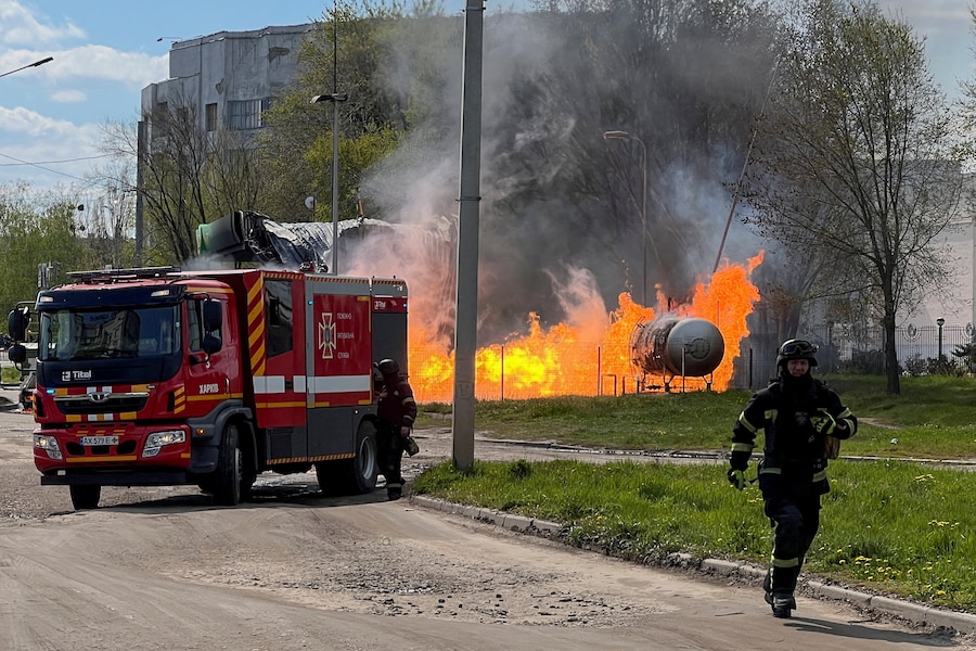 I vigili del fuoco arrivano sul luogo di una stazione di servizio colpita da un attacco con droni russi, nel contesto dell'offensiva russa contro l'Ucraina. (REUTERS)