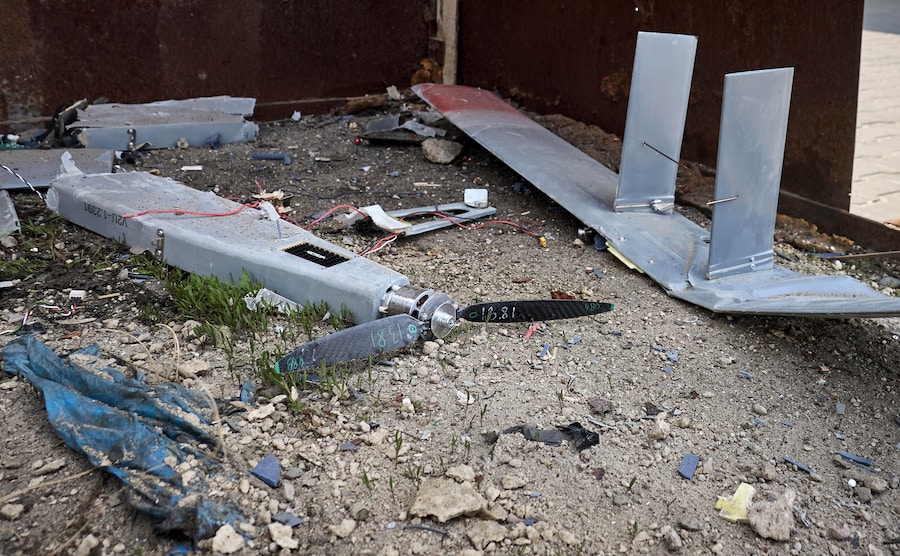 Si vedono i detriti di un drone sul luogo di un attacco sferrato da un drone russo contro una stazione di servizio a Kharkiv. (EPA)