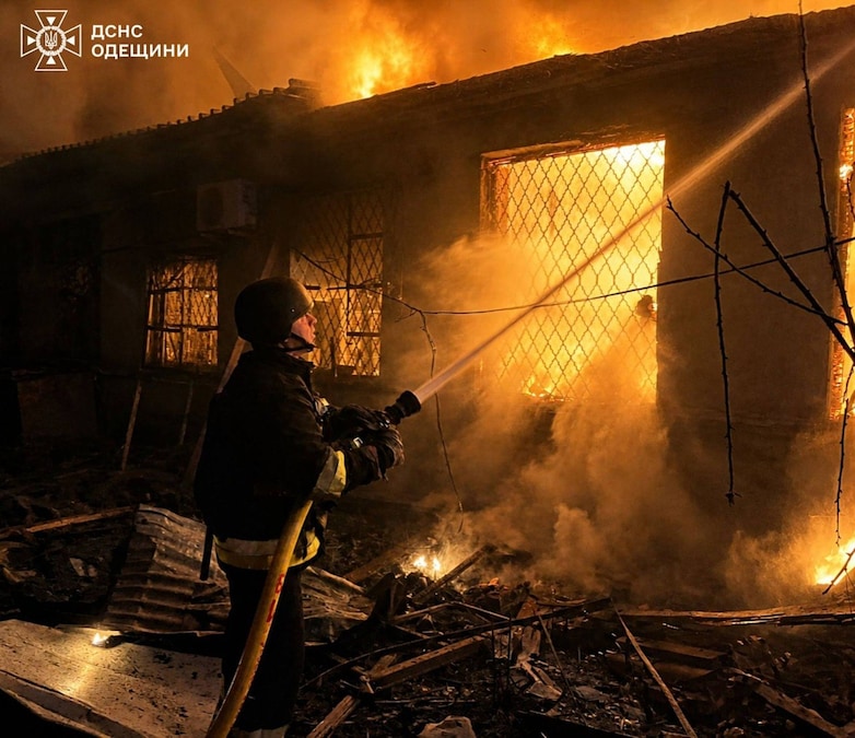 In questa foto fornita dal Servizio di emergenza ucraino, i vigili del fuoco spengono un incendio divampato in un edificio a seguito di un attacco con droni russi nella regione di Odessa. (APN)