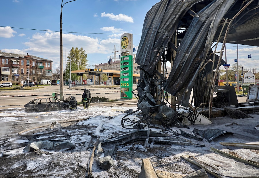 I soccorritori ucraini sono al lavoro sul luogo di un attacco sferrato da un drone russo contro una stazione di servizio a Kharkiv. (EPA)