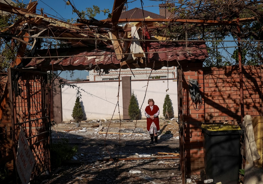 Un edificio danneggiato da un attacco con droni russi nei pressi della città di Chornomorsk, nella regione di Odessa, Ucraina. (REUTERS)
