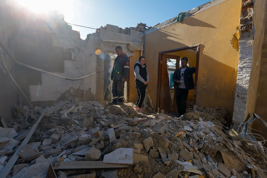 Una casa colpita da un attacco di droni russo nel villaggio di Stariy Krym, nella regione di Donetsk, un’area dell’Ucraina controllata dalla Russia, il 3 maggio 2026. (REUTERS)