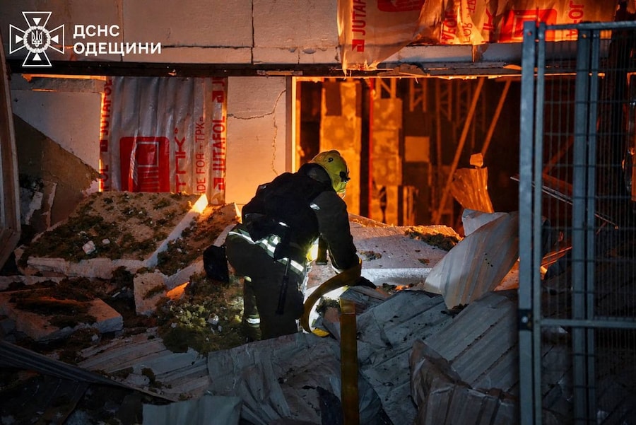 Un vigile del fuoco ucraino al lavoro tra le macerie dopo l'attacco sferrato dalla Russia contro la regione ucraina di Odessa nella notte tra sabato e domenica 3 maggio 2026. (APN)