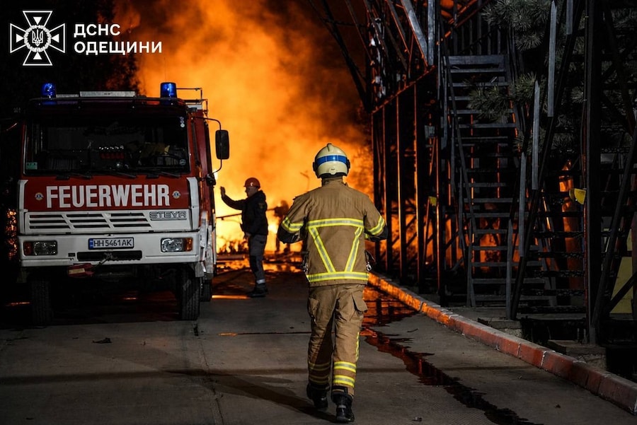 Vigili del fuoco ucraini intervengono per domare un incendio nella regione meridionale di Odessa, in Ucraina. (APN)