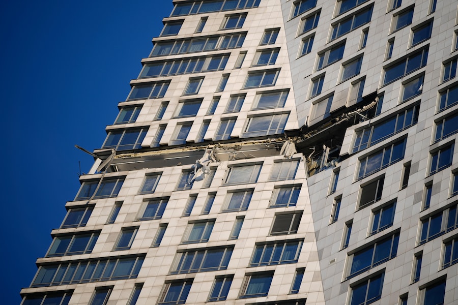 Detriti pendono da un condominio danneggiato in via Mosfilmovskaya dopo un attacco con droni ucraini a Mosca, lunedì 4 maggio 2026. (Foto AP) (APN)