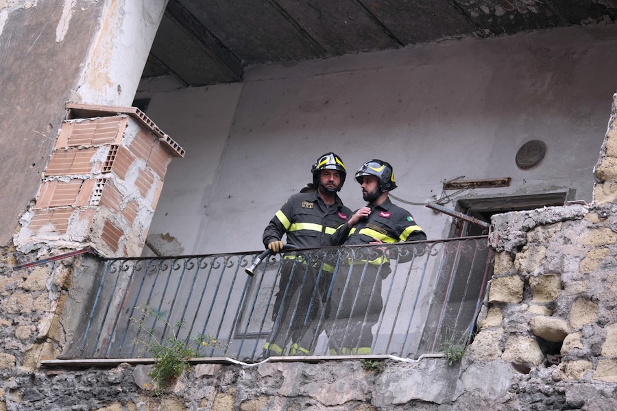 L'inizio dell' abbattimento Palazzo Fienga a Torre Annunziata, con il ministro degli interni Matteo Piantedosi e il ministro alle infrastrutture Matteo Salvini, 5 maggio 2026 (ANSA / Cesare Abbate)