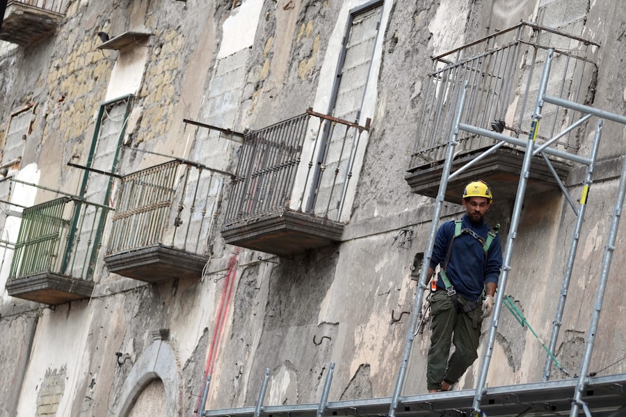 L'inizio dell' abbattimento Palazzo Fienga a Torre Annunziata, con il ministro degli interni Matteo Piantedosi e il ministro alle infrastrutture Matteo Salvini, 5 maggio 2026 (ANSA / Cesare Abbate)