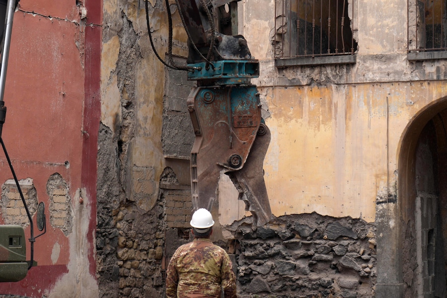 L'inizio dell' abbattimento Palazzo Fienga a Torre Annunziata, con il ministro degli interni Matteo Piantedosi e il ministro alle infrastrutture Matteo Salvini, 5 maggio 2026 (ANSA / Cesare Abbate)