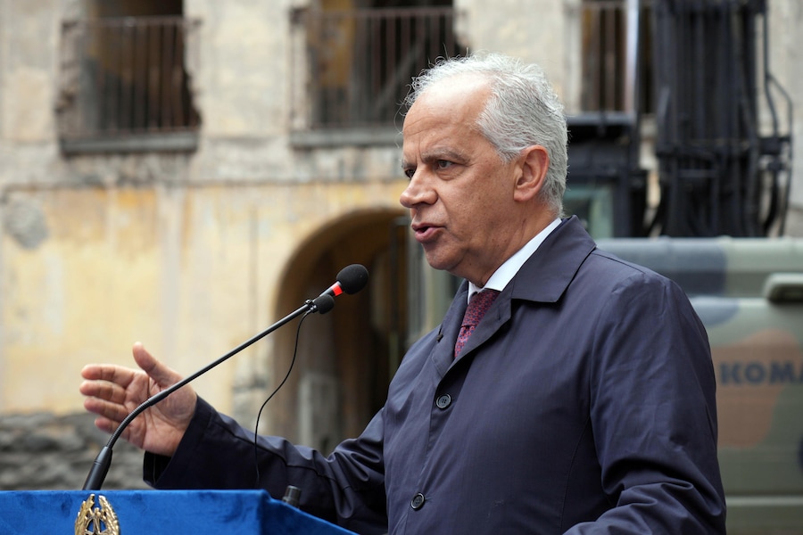 L'inizio dell' abbattimento Palazzo Fienga a Torre Annunziata, con il ministro degli interni Matteo Piantedosi e il ministro alle infrastrutture Matteo Salvini, 5 maggio 2026 (ANSA / Cesare Abbate)
