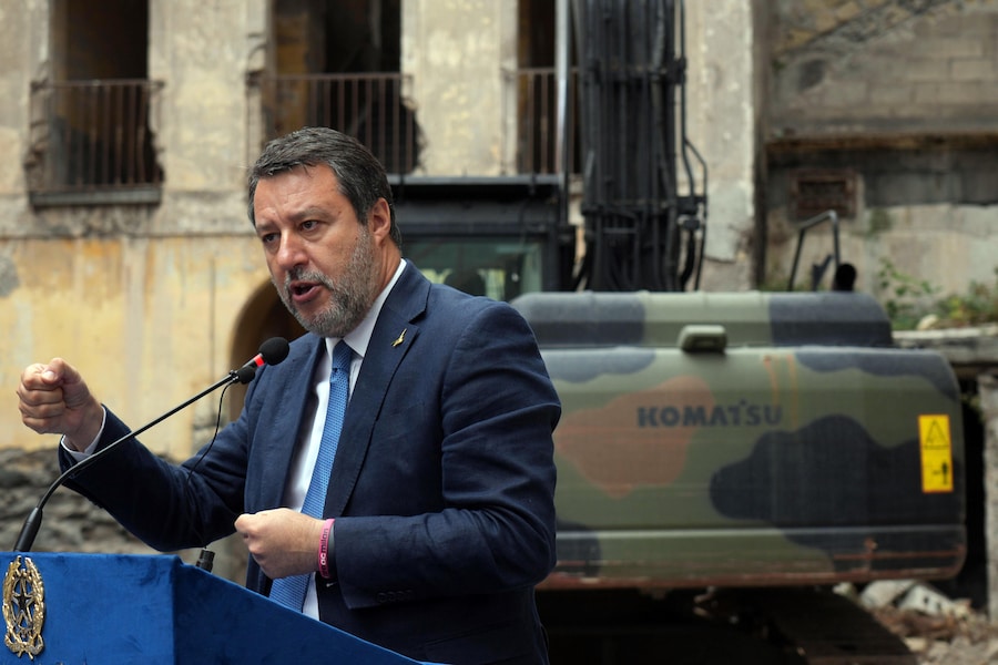 L'inizio dell' abbattimento Palazzo Fienga a Torre Annunziata, con il ministro degli interni Matteo Piantedosi e il ministro alle infrastrutture Matteo Salvini, 5 maggio 2026 (ANSA / Cesare Abbate)