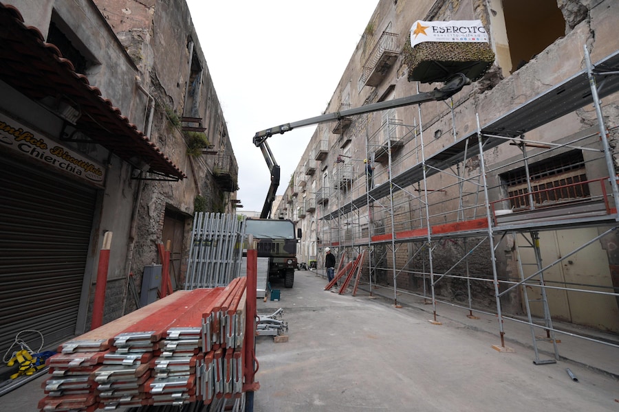 L'inizio dell' abbattimento Palazzo Fienga a Torre Annunziata, con il ministro degli interni Matteo Piantedosi e il ministro alle infrastrutture Matteo Salvini, 5 maggio 2026 (ANSA / Cesare Abbate)