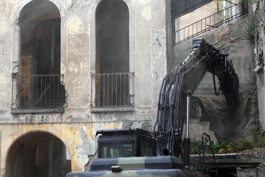 L'inizio dell' abbattimento Palazzo Fienga a Torre Annunziata, con il ministro degli interni Matteo Piantedosi e il ministro alle infrastrutture Matteo Salvini, 5 maggio 2026 (ANSA / Cesare Abbate)