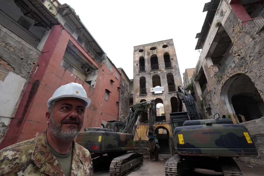 L'inizio dell' abbattimento Palazzo Fienga a Torre Annunziata, con il ministro degli interni Matteo Piantedosi e il ministro alle infrastrutture Matteo Salvini, 5 maggio 2026 (ANSA / Cesare Abbate)