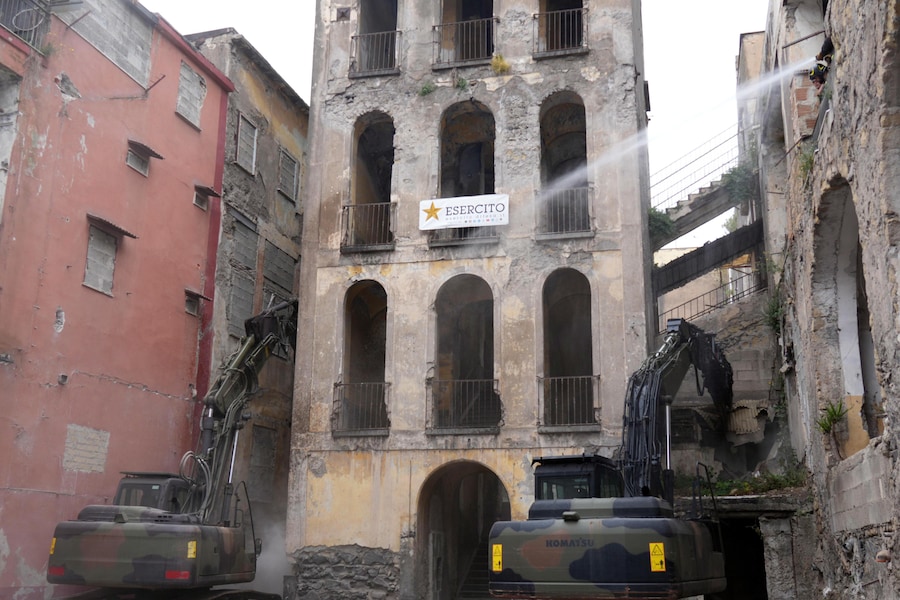 L'inizio dell' abbattimento Palazzo Fienga a Torre Annunziata, con il ministro degli interni Matteo Piantedosi e il ministro alle infrastrutture Matteo Salvini, 5 maggio 2026 (ANSA / Cesare Abbate)