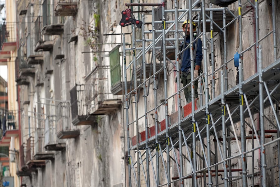 L'inizio dell' abbattimento Palazzo Fienga a Torre Annunziata, con il ministro degli interni Matteo Piantedosi e il ministro alle infrastrutture Matteo Salvini, 5 maggio 2026 (ANSA / Cesare Abbate)