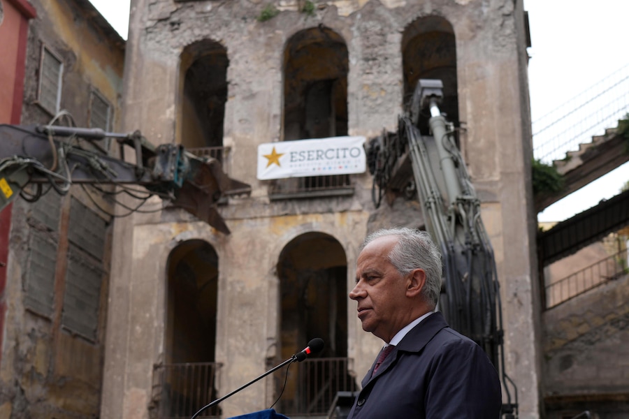 L'inizio dell' abbattimento Palazzo Fienga a Torre Annunziata, con il ministro degli interni Matteo Piantedosi e il ministro alle infrastrutture Matteo Salvini, 5 maggio 2026 (ANSA / Cesare Abbate)