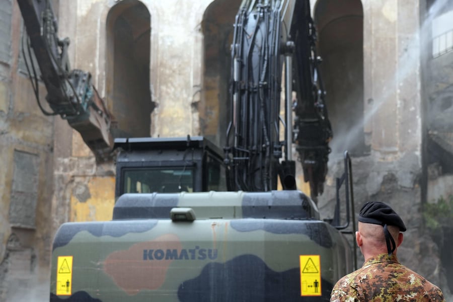 L'inizio dell' abbattimento Palazzo Fienga a Torre Annunziata, con il ministro degli interni Matteo Piantedosi e il ministro alle infrastrutture Matteo Salvini, 5 maggio 2026 (ANSA / Cesare Abbate)