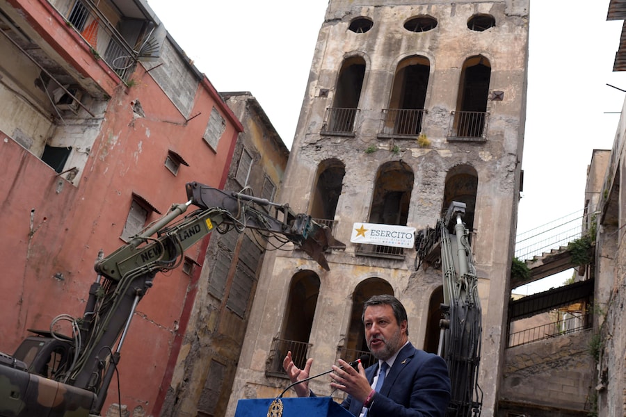L'inizio dell' abbattimento Palazzo Fienga a Torre Annunziata, con il ministro degli interni Matteo Piantedosi e il ministro alle infrastrutture Matteo Salvini, 5 maggio 2026 (ANSA / Cesare Abbate)