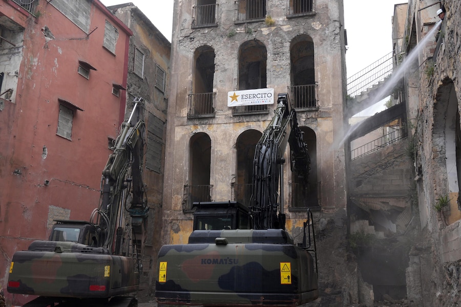 L'inizio dell' abbattimento Palazzo Fienga a Torre Annunziata, con il ministro degli interni Matteo Piantedosi e il ministro alle infrastrutture Matteo Salvini, 5 maggio 2026 (ANSA / Cesare Abbate)