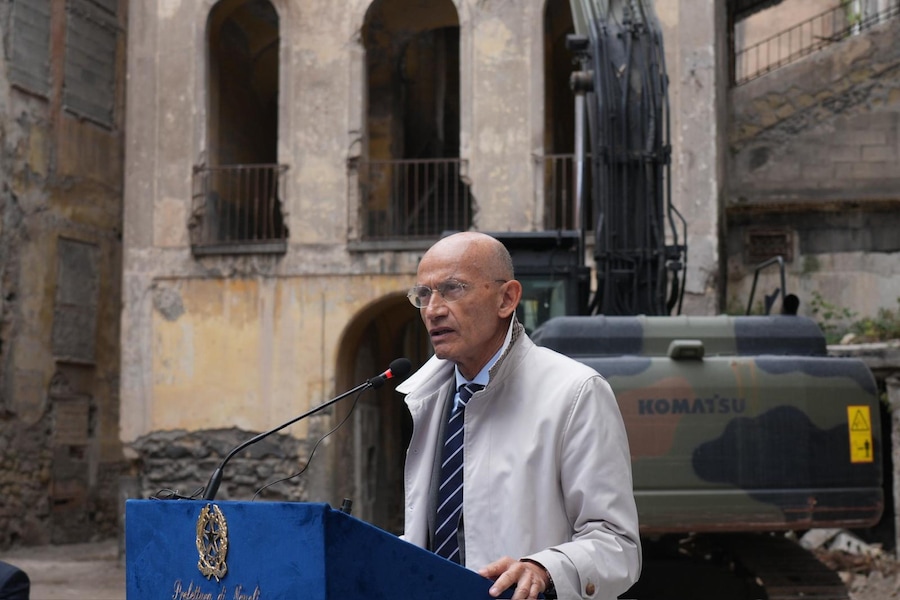 Non è affatto il giorno della svolta, per il procuratore di Torre Annunziata, Nunzio Fragliasso. Attacca in maniera diretta, nel corso della cerimonia per la demolizione di Palazzo Fienga, roccaforte per anni della camorra e del clan Gionta. E dice: "Ci sono ancora troppe contiguità con la criminalità organizzata, troppe ombre e troppe illegalità nel seno della stessa amministrazione comunale". (ANSA/Cesare Abbate)