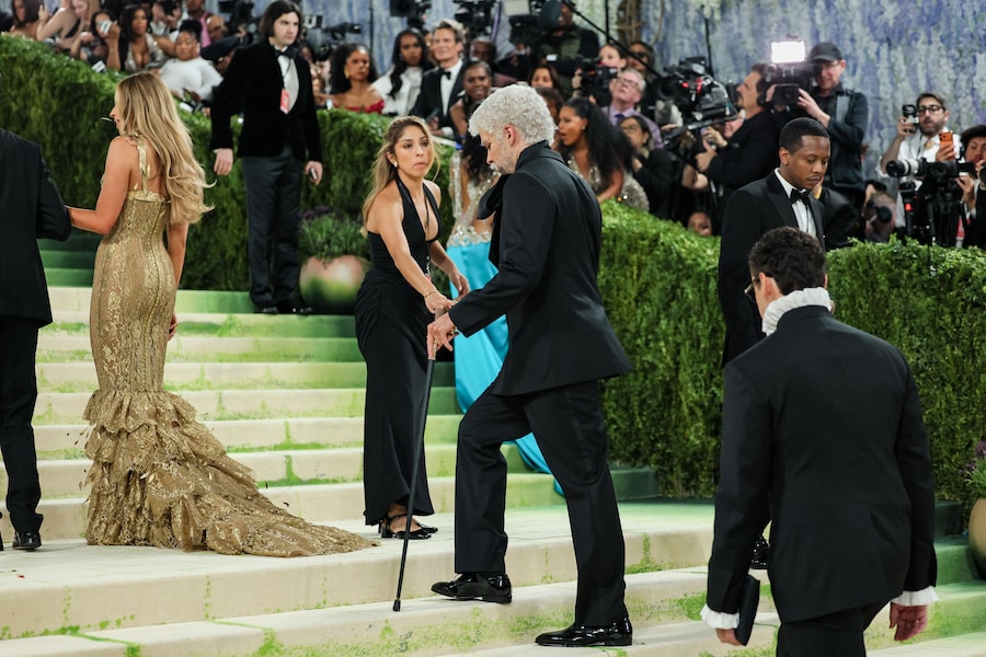 Bad Bunny posa durante il Met Gala, un evento di beneficenza annuale organizzato a favore del Costume Institute del Metropolitan Museum of Art, il cui tema quest'anno è "Costume Art", a New York City, New York, Stati Uniti, il 4 maggio 2026. REUTERS/Daniel Cole (REUTERS)