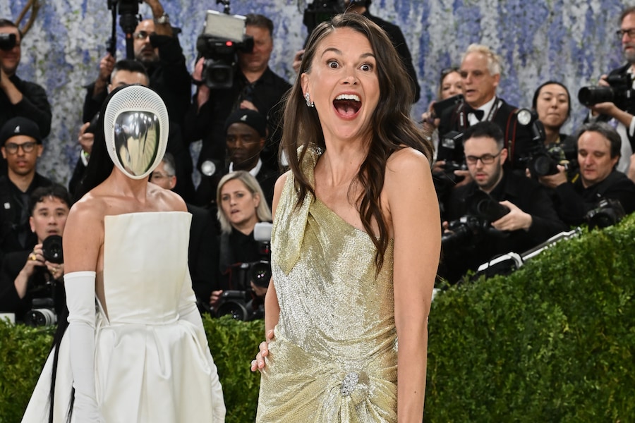 Katy Perry, a sinistra, e Sutton Foster arrivano al gala di beneficenza del Costume Institute del Metropolitan Museum of Art, organizzato per celebrare l'inaugurazione della mostra "Costume Art", lunedì 4 maggio 2026 a New York. (Foto di Evan Agostini/Invision/AP) (APN)