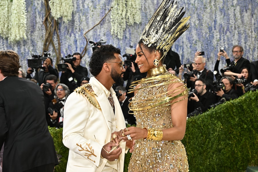 Russell Wilson, a sinistra, e Ciara arrivano al gala di beneficenza del Costume Institute del Metropolitan Museum of Art, organizzato per celebrare l'inaugurazione della mostra "Costume Art", lunedì 4 maggio 2026 a New York. (Foto di Evan Agostini/Invision/AP) (APN)