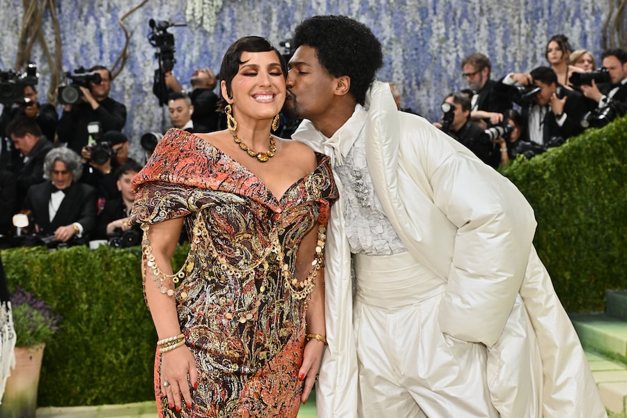 Jon Batiste, a sinistra, e Suleika Jaouad arrivano al gala di beneficenza del Costume Institute del Metropolitan Museum of Art, organizzato per celebrare l'inaugurazione della mostra "Costume Art", lunedì 4 maggio 2026 a New York. (Foto di Evan Agostini/Invision/AP) (APN)
