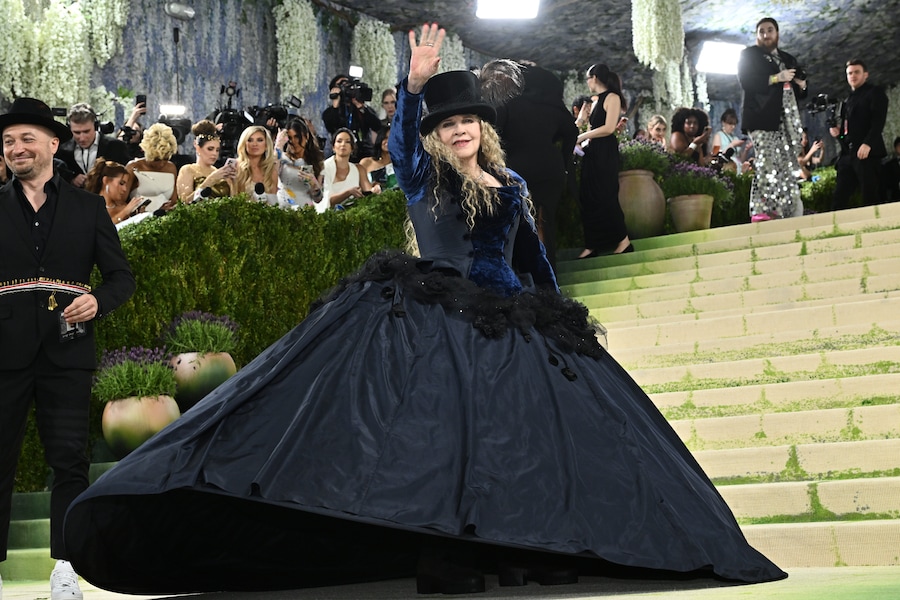 Stevie Nicks arriva al gala di beneficenza del Costume Institute del Metropolitan Museum of Art, organizzato per celebrare l'inaugurazione della mostra "Costume Art", lunedì 4 maggio 2026 a New York. (Foto di Evan Agostini/Invision/AP) (APN)