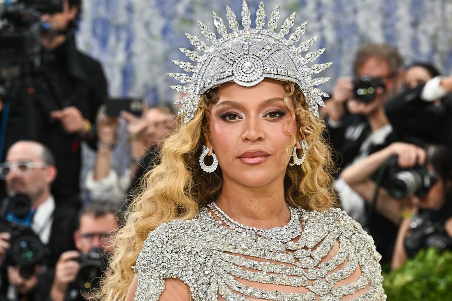 Beyoncé arriva al gala di beneficenza del Costume Institute del Metropolitan Museum of Art, organizzato per celebrare l'inaugurazione della mostra "Costume Art", lunedì 4 maggio 2026 a New York. (Foto di Evan Agostini/Invision/AP) (APN)