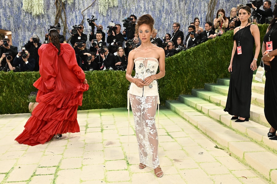 Adwoa Aboah arriva al gala di beneficenza del Costume Institute del Metropolitan Museum of Art, organizzato per celebrare l'inaugurazione della mostra "Costume Art", lunedì 4 maggio 2026 a New York. (Foto di Evan Agostini/Invision/AP) (APN)
