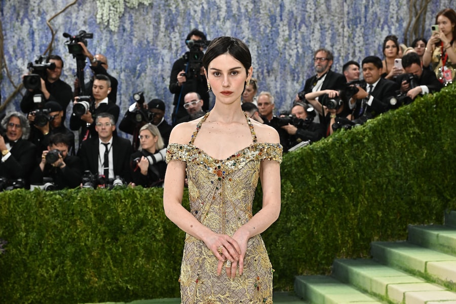 Gracie Abrams arriva al gala di beneficenza del Costume Institute del Metropolitan Museum of Art, organizzato per celebrare l'inaugurazione della mostra "Costume Art", lunedì 4 maggio 2026 a New York. (Foto di Evan Agostini/Invision/AP) (APN)