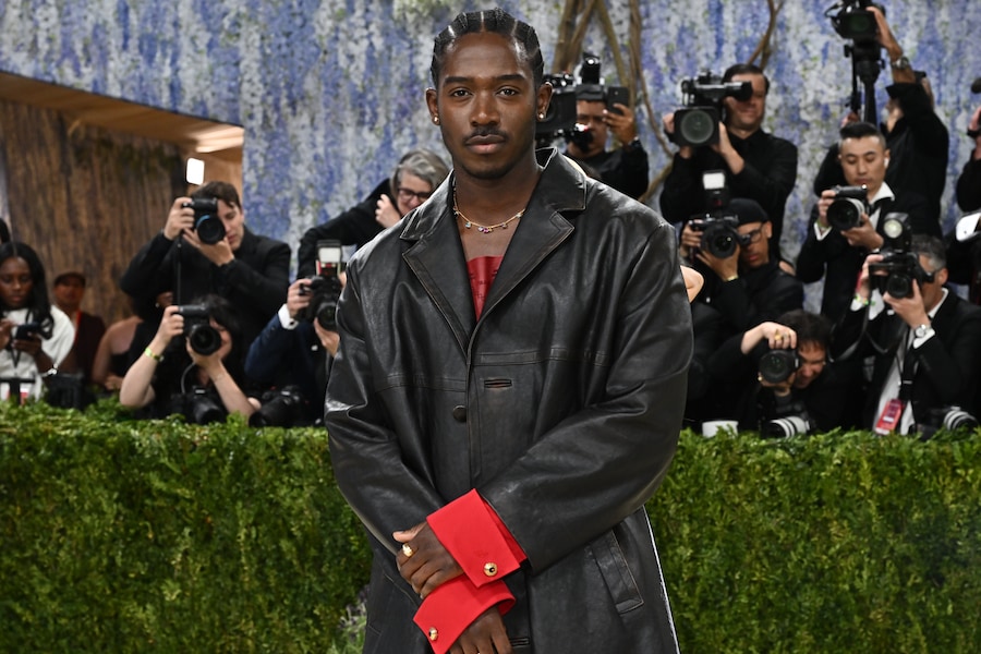 Damson Idris arriva al gala di beneficenza del Costume Institute del Metropolitan Museum of Art, organizzato per celebrare l'inaugurazione della mostra "Costume Art", lunedì 4 maggio 2026 a New York. (Foto di Evan Agostini/Invision/AP) (APN)