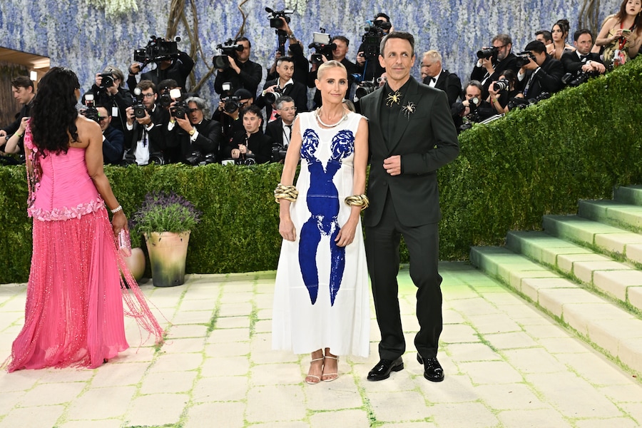 Alexi Ashe, a sinistra, e Seth Meyers arrivano al gala di beneficenza del Costume Institute del Metropolitan Museum of Art, organizzato per celebrare l'inaugurazione della mostra "Costume Art", lunedì 4 maggio 2026 a New York. (Foto di Evan Agostini/Invision/AP) (APN)